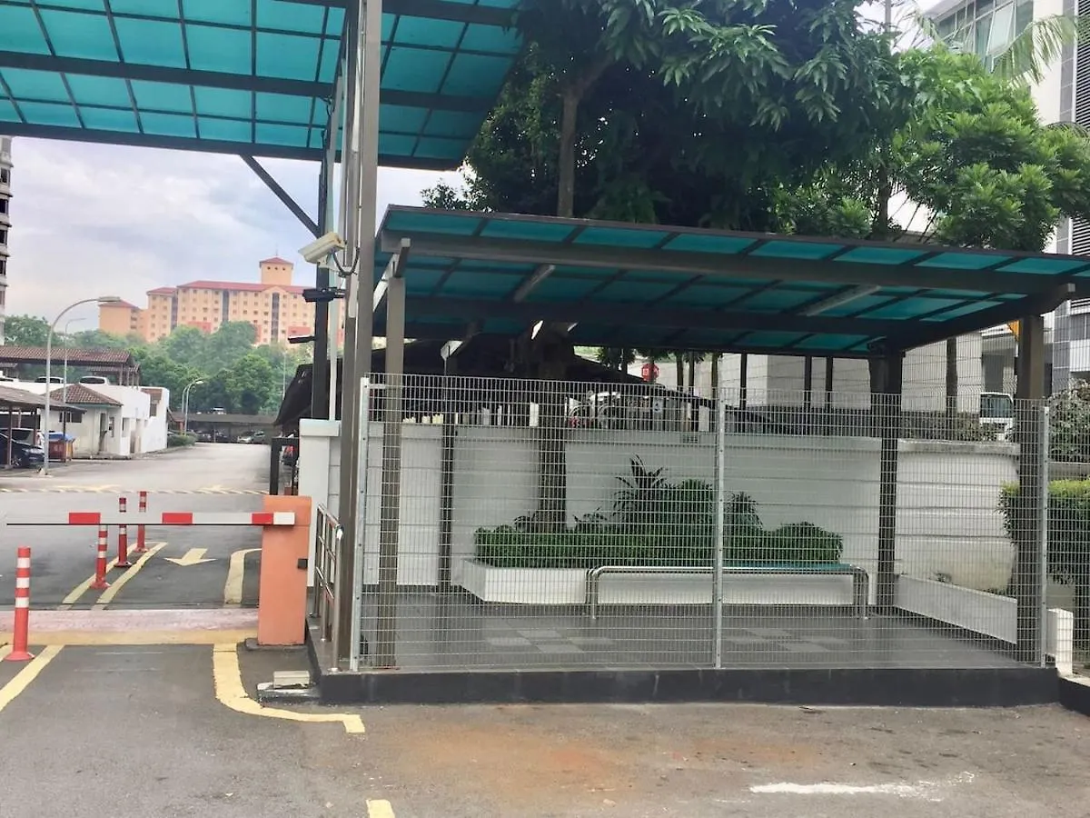 Cozy Kelana Jaya Semi-D Apt Near Mall, College & Hospital Petaling Jaya Apartment