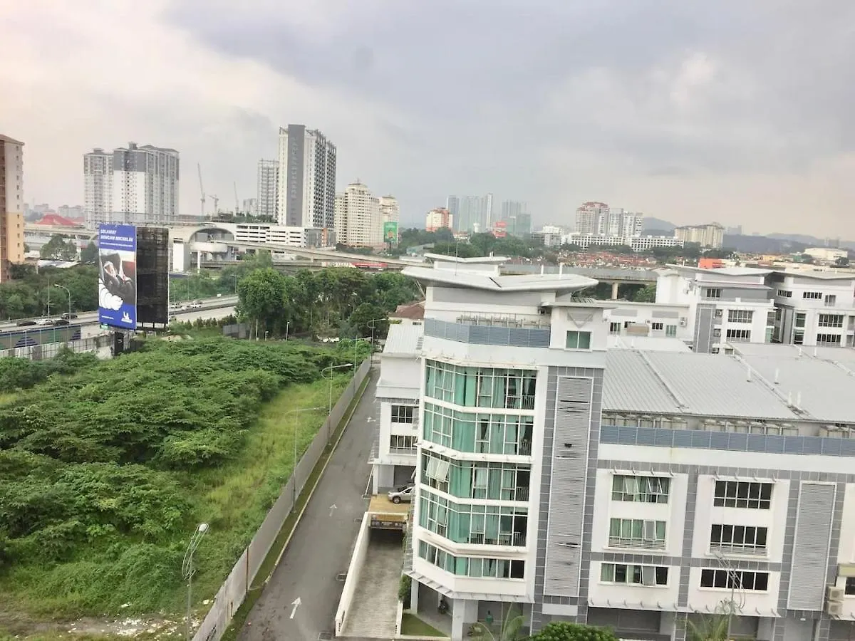 Cozy Kelana Jaya Semi-D Apt Near Mall, College & Hospital Petaling Jaya