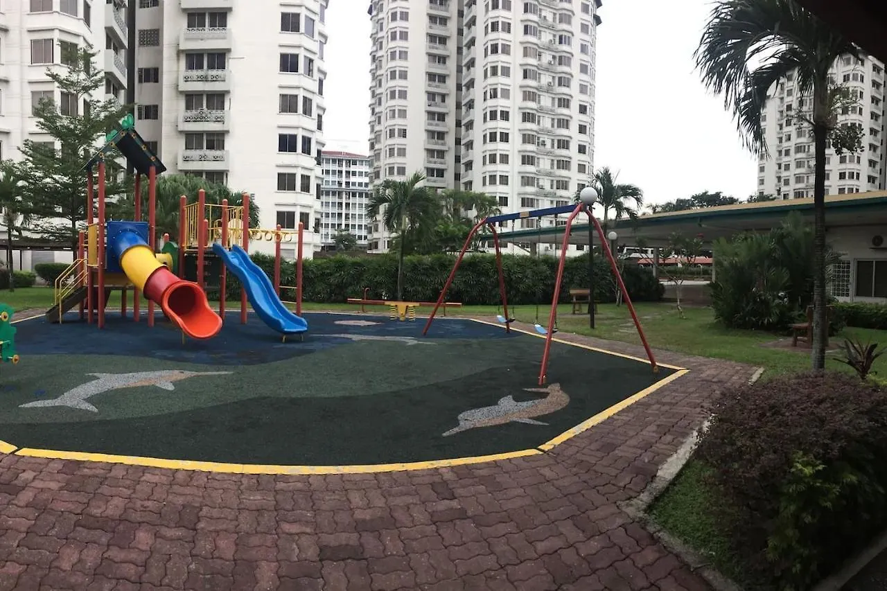 Apartment Cozy Kelana Jaya Semi-D Apt Near Mall, College & Hospital Petaling Jaya